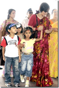 himani-with-kids