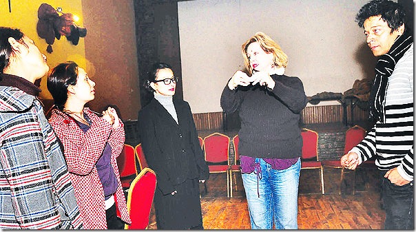 Oleanna_rehersal_director_and_actors